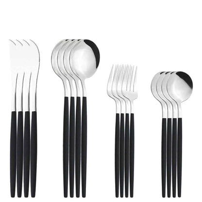 Ensemble de couverts 16 pièces avec manches noirs mats et têtes en acier inoxydable argenté, présentés par groupes de couteaux, fourchettes et cuillères