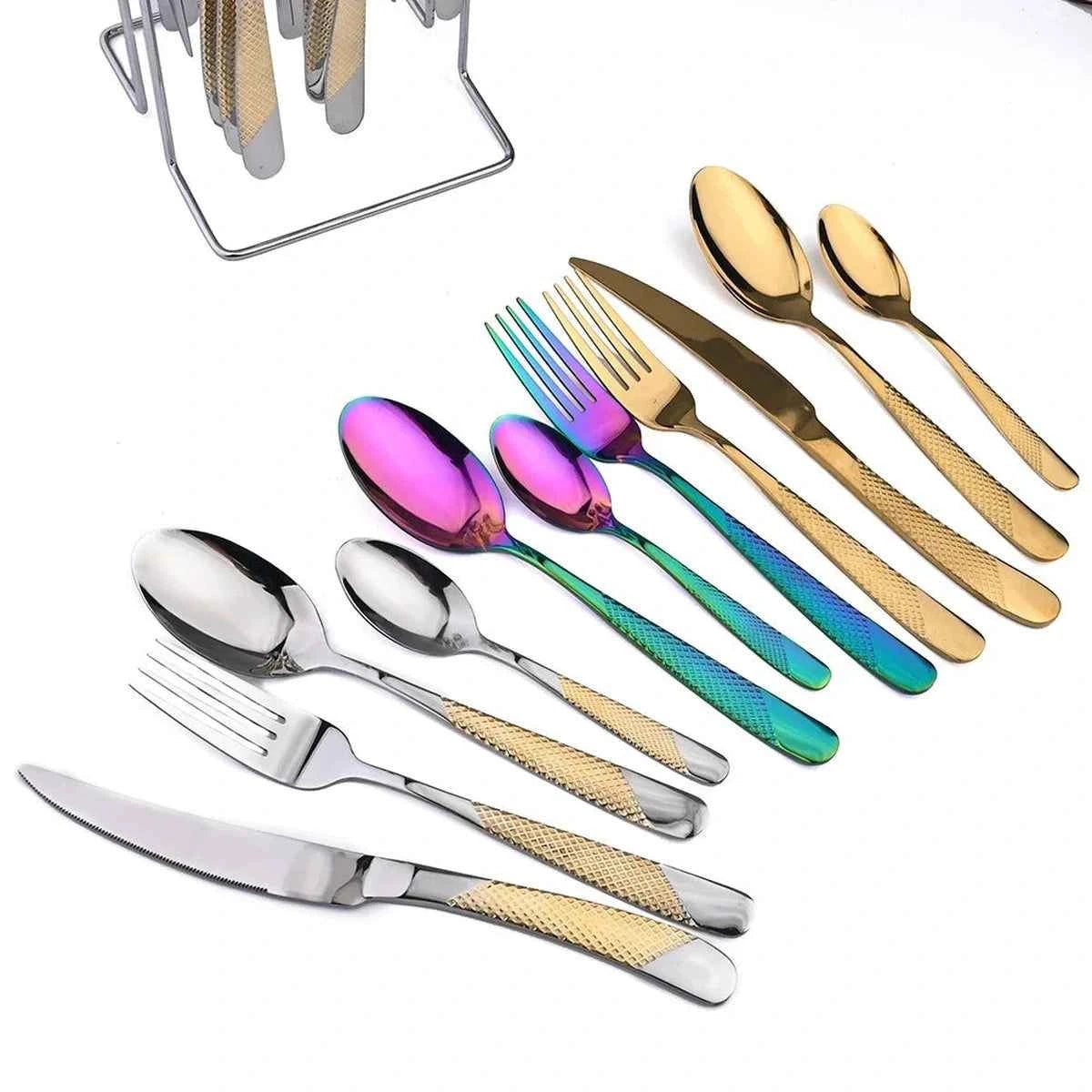 Comparaison des finitions de la ménagère 24 pièces : sets de couverts en or brillant, multicolore arc-en-ciel et bicolore or et argent avec manches gravés