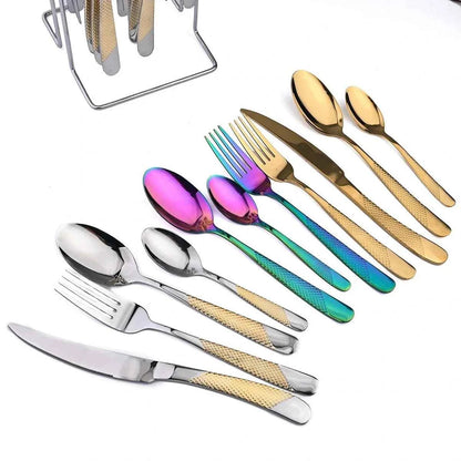 Comparaison des finitions de la ménagère 24 pièces : sets de couverts en or brillant, multicolore arc-en-ciel et bicolore or et argent avec manches gravés