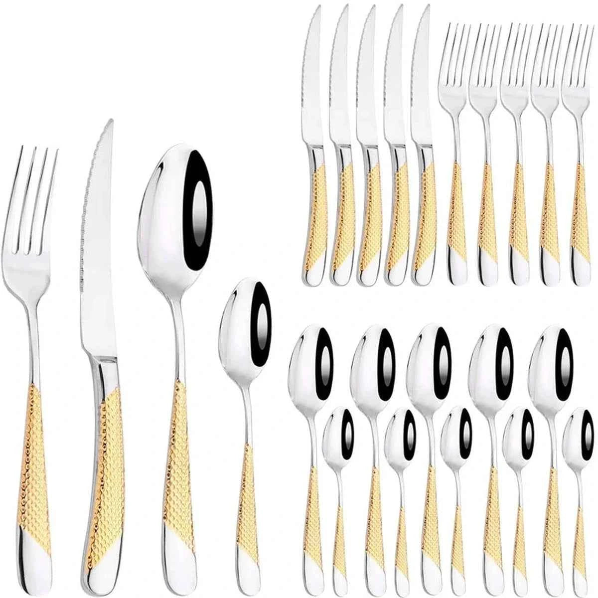 Vue d'ensemble du lot de 24 couverts Gold Silver : alignement de couteaux, fourchettes et cuillères avec manches argentés ciselés et têtes dorées