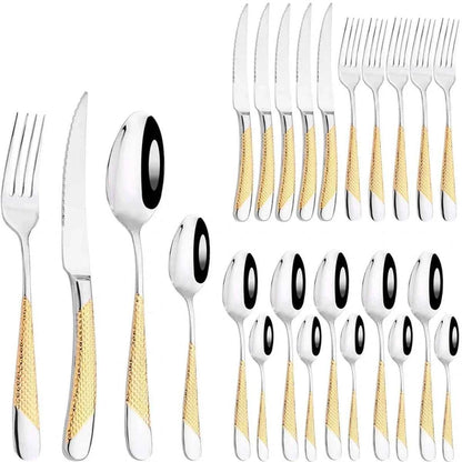 Vue d'ensemble du lot de 24 couverts Gold Silver : alignement de couteaux, fourchettes et cuillères avec manches argentés ciselés et têtes dorées