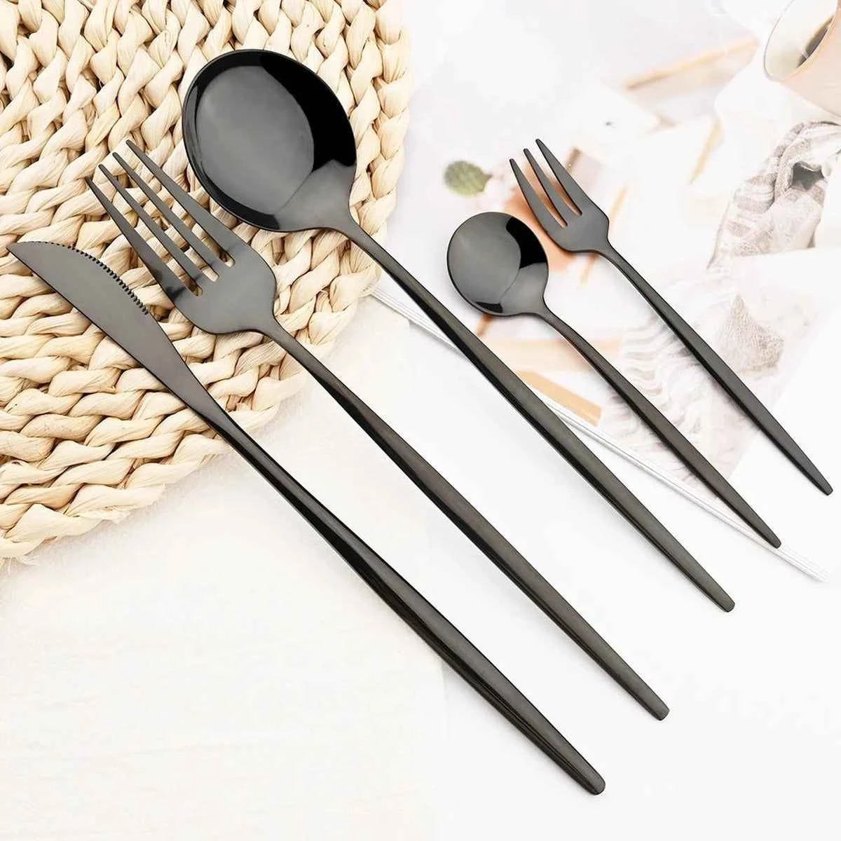Ménagère 30 pièces entièrement noire : set de couverts en acier inoxydable avec finition noire mate moderne, incluant couteaux et fourchettes