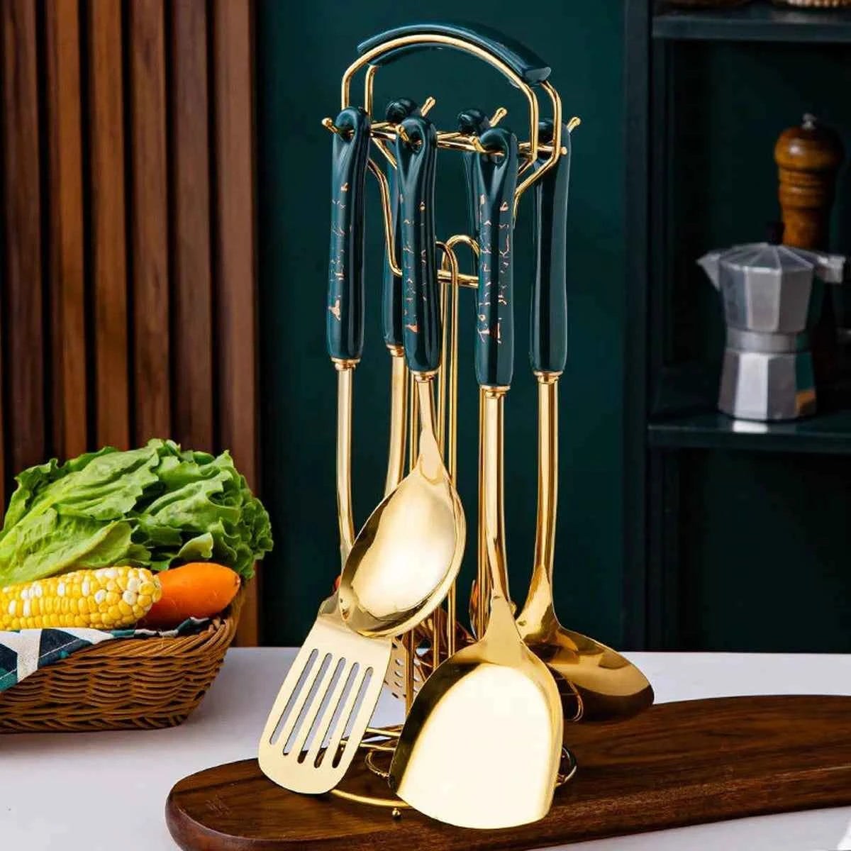 Ustensiles de cuisine style nordique posés sur un plan de travail en bois, design luxe et minimaliste.