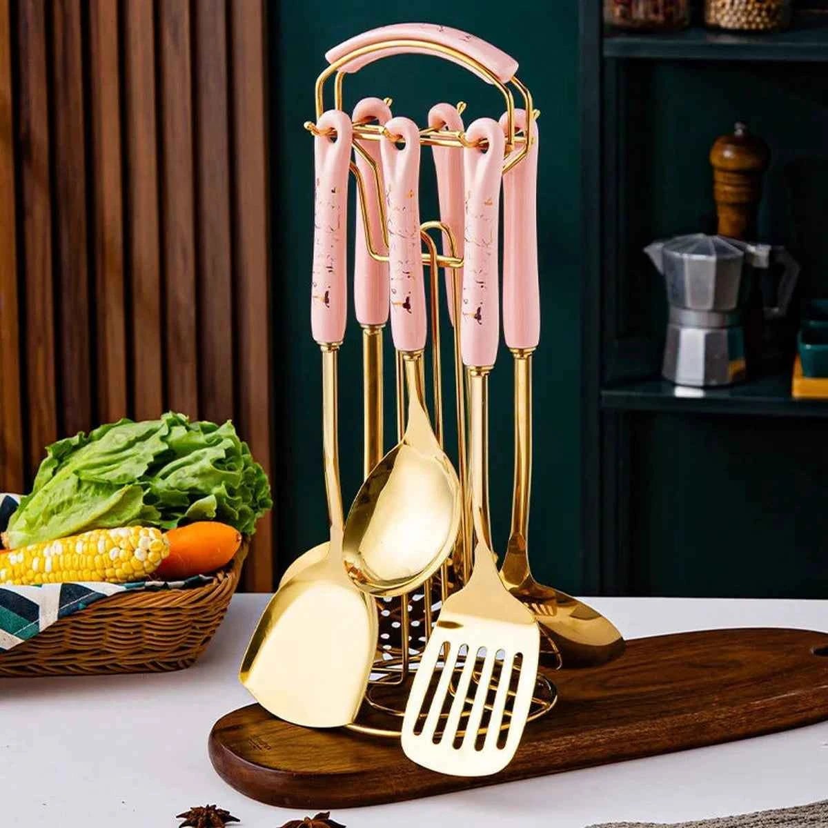 Ustensiles de cuisine style nordique posés sur un plan de travail en bois, design luxe et minimaliste.