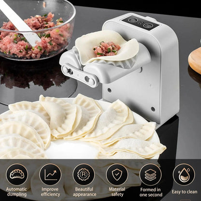 Gros plan d'un ravioli chinois en train d'être scellé par l'appareil automatique avec un plateau de gyozas finis à côté.