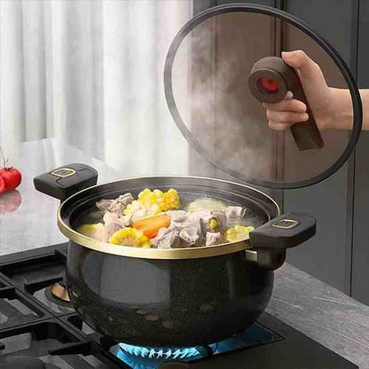 Vue de dessus de l'autocuiseur 7L contenant un ragoût de viande et d'épis de maïs, avec le couvercle transparent soulevé pour montrer la cuisson vapeur.