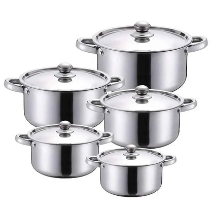 Ensemble complet de 5 marmites en acier inoxydable de différentes tailles avec couvercles en verre assortis sur fond blanc