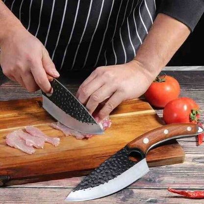 Couteau de chef Ultra-Cut avec manche en bois riveté et lame martelée, utilisé sur une planche à découper pour des tranches de viande précises.