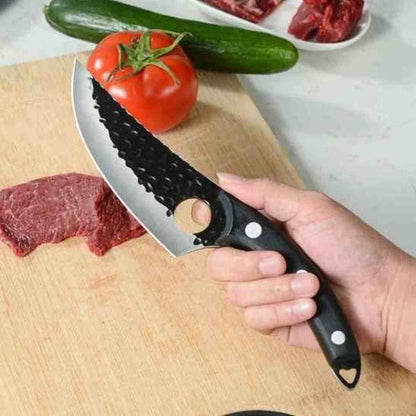 Main tenant le couteau Ultra-Cut avec l'index dans le trou de sécurité pour un contrôle optimal lors de la découpe de légumes.