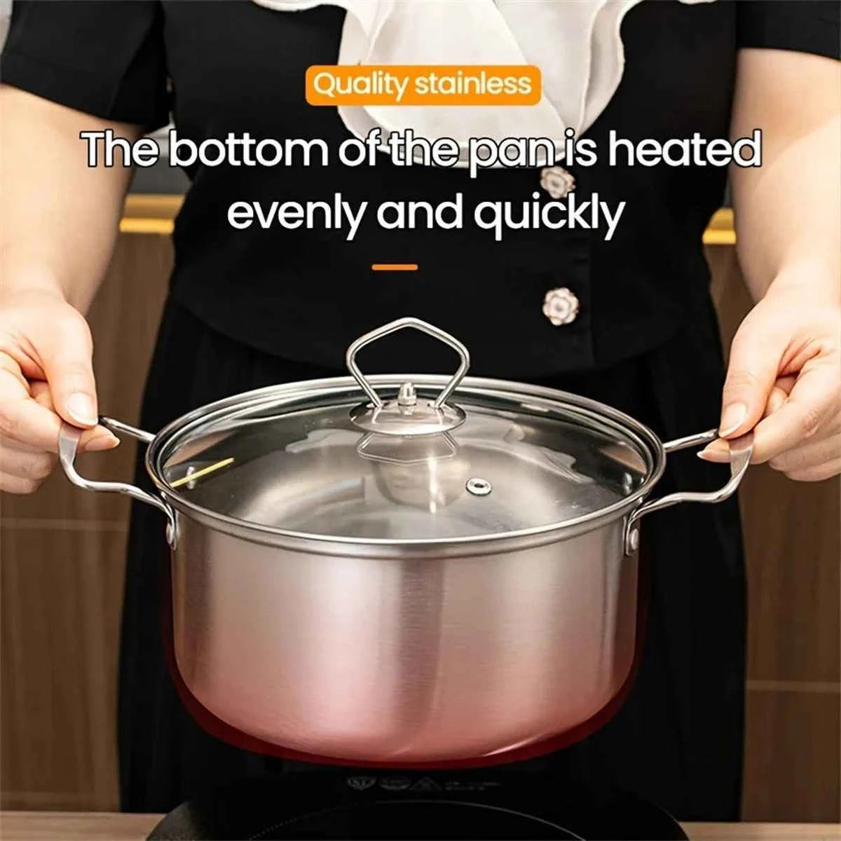 Gros plan d'une casserole en inox sur une plaque de cuisson montrant la chauffe rapide et uniforme du fond avec un couvercle en verre.