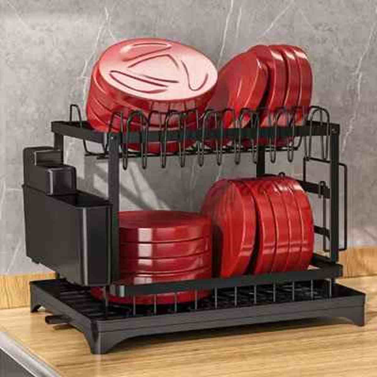 Vue rapprochée de l'égouttoir à vaisselle noir design à deux niveaux avec assiettes rouges et système de drainage intégré