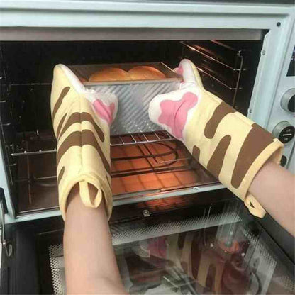 Paire de gants de cuisine résistants à la chaleur sortant un moule à pain brûlant du four, illustrant la protection thermique 300°C.