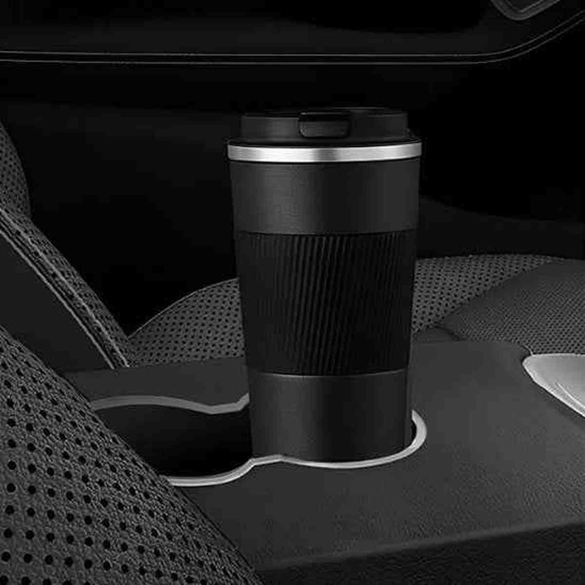 Gourde isotherme ThermoFlex noire installée dans le porte-gobelet d'une voiture, montrant son format compact et pratique pour les trajets.
