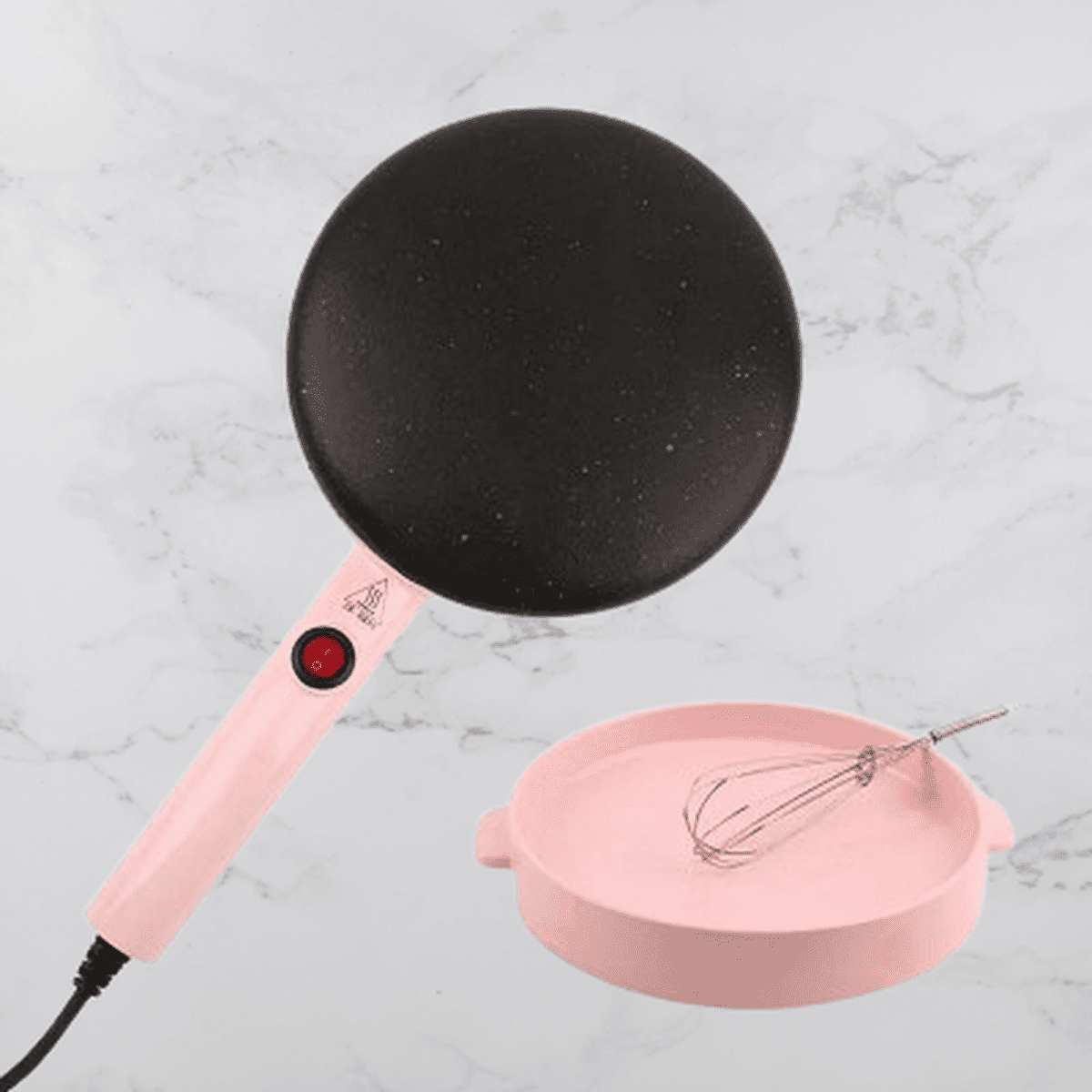 Vue d'ensemble de la crépière électrique PancakeMaker rose avec son socle de préparation assorti et un fouet de cuisine sur un plan de travail en marbre.