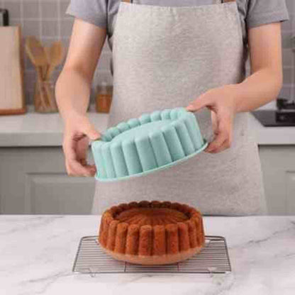 Démoulage parfait d'un gâteau moelleux avec le moule en silicone FlexiPâtissier bleu, montrant sa flexibilité et son revêtement antiadhésif.