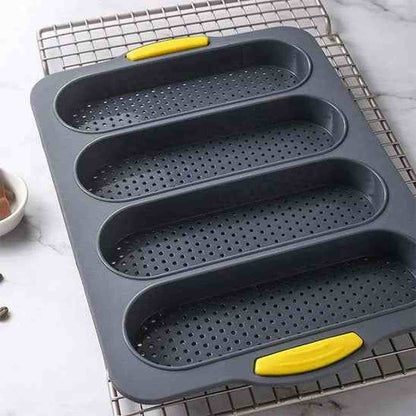 Moule à pain PâtissiPro en silicone gris perforé avec poignées ergonomiques jaunes, conçu pour une cuisson professionnelle croustillante à la maison.