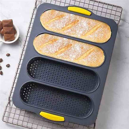 Petits pains dorés dans le moule à pain en silicone perforé PâtissiPro, montrant les alvéoles pour une circulation d'air optimale et une croûte croustillante.