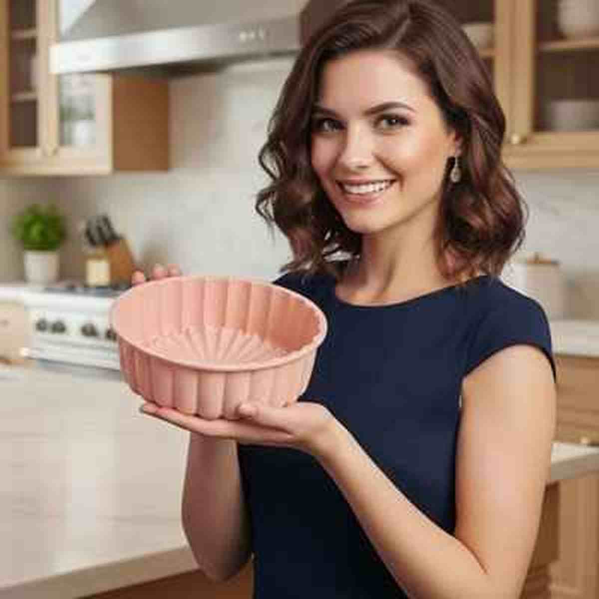 Femme présentant le moule à gâteau rond en silicone rose FlexiPâtissier, soulignant sa forme cannelée élégante et sa facilité de manipulation pour la pâtisserie à la maison.