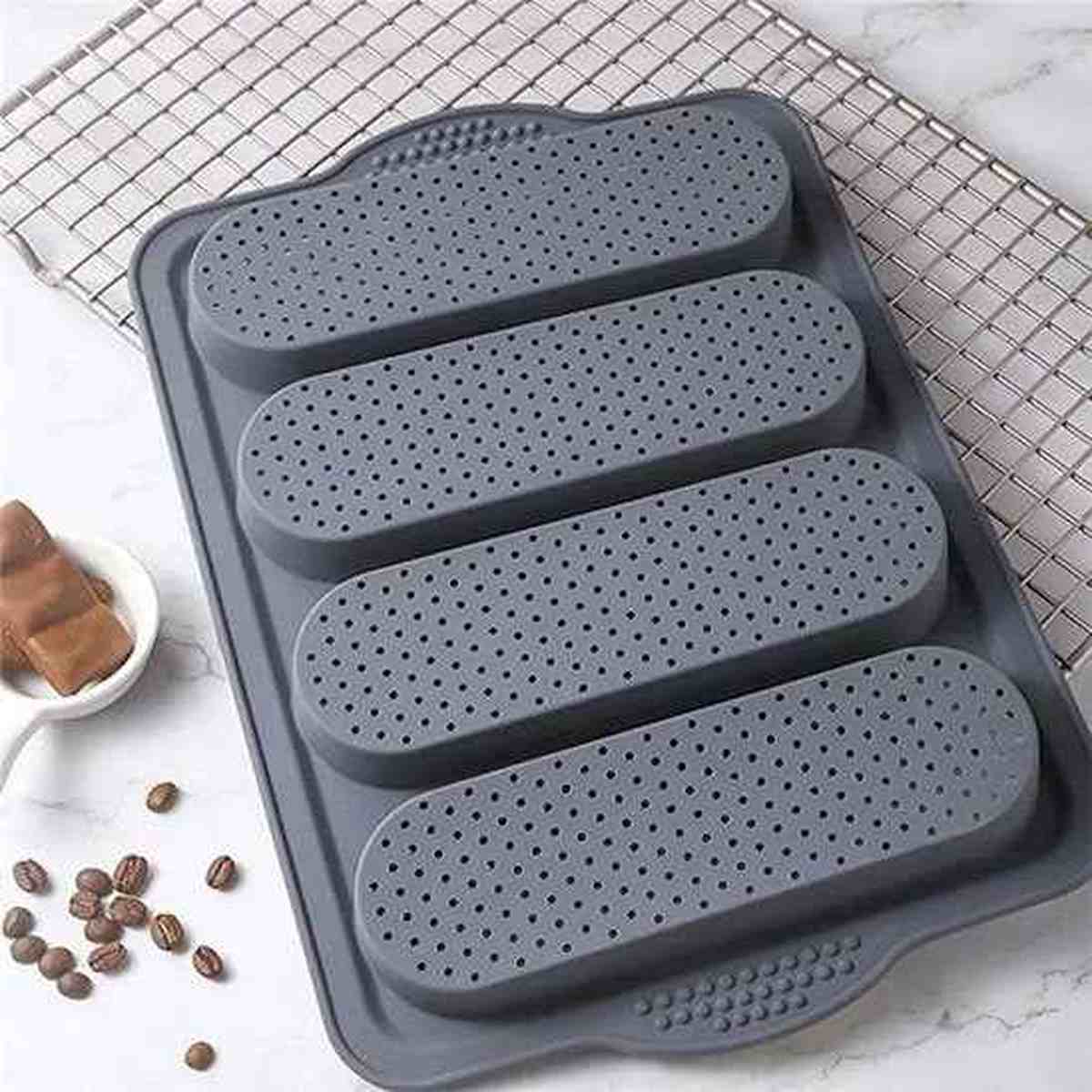 Gros plan sur les micro-perforations du moule à pain PâtissiPro en silicone gris, conçu pour une circulation d'air à 360 degrés et une croûte croustillante.