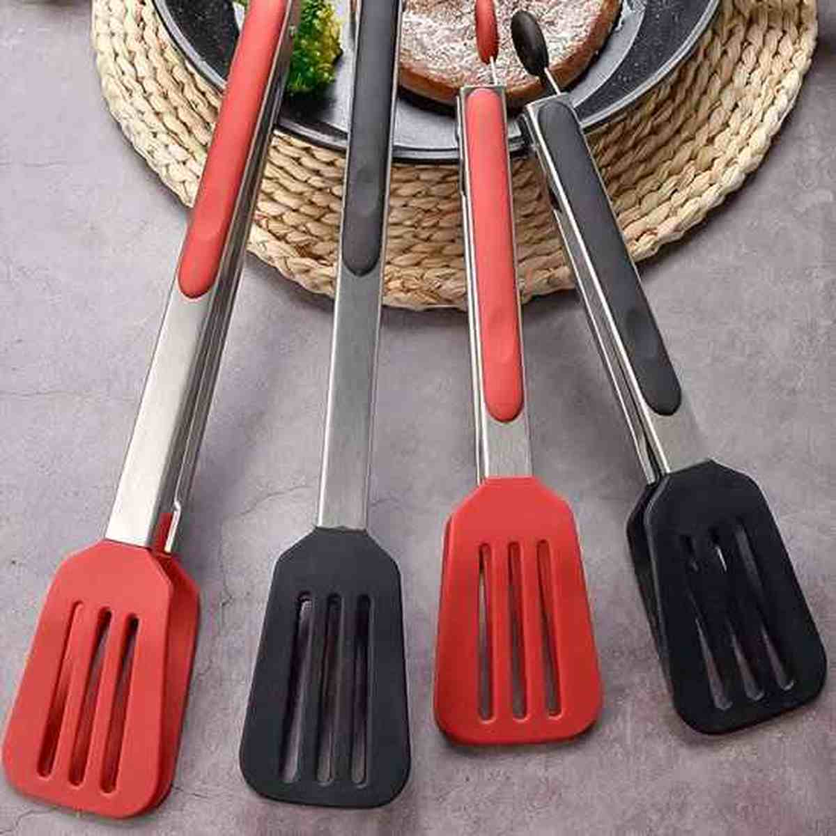 Ensemble de pinces de cuisine en silicone rouge et noir avec embouts larges type spatule, idéales pour retourner les aliments sans rayer les poêles.