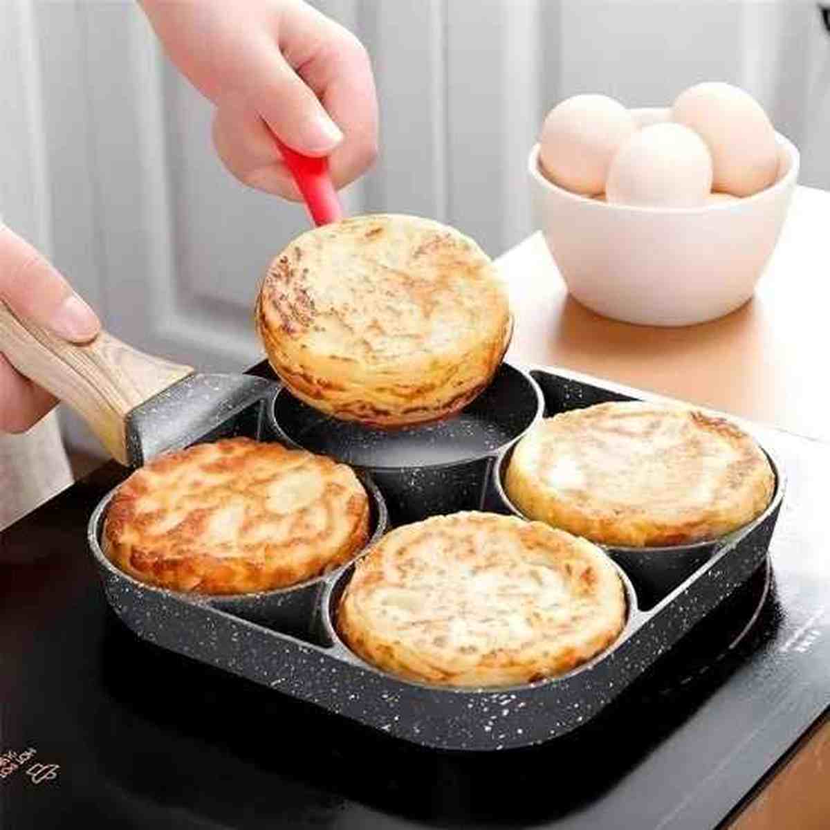 Retournement facile de blinis dorés dans une poêle multi-compartiments PerfectCook pour un résultat croustillant.