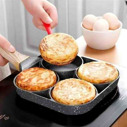 Retournement facile de blinis dorés dans une poêle multi-compartiments PerfectCook pour un résultat croustillant.