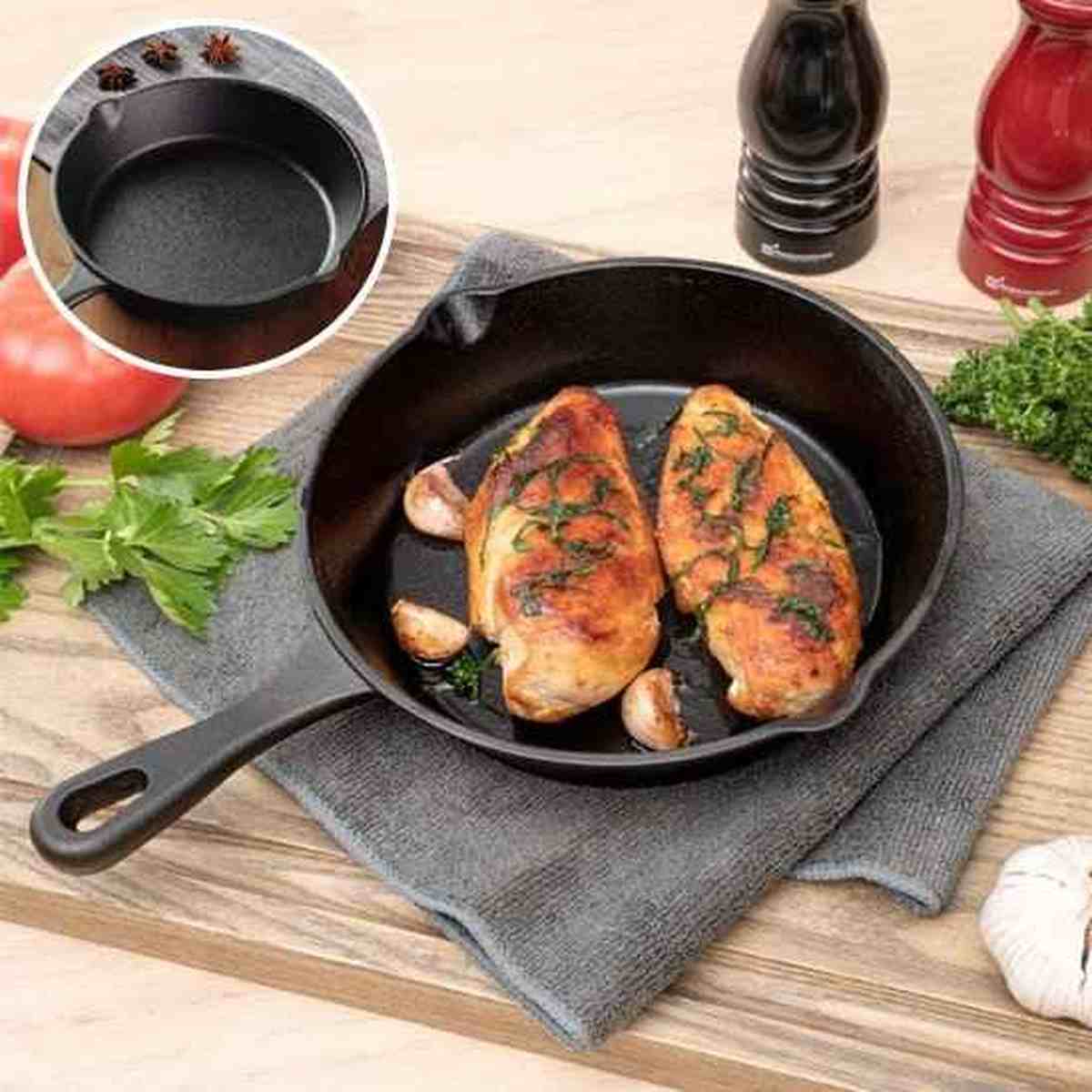 Vue détaillée de la poêle en fonte DuraCook avec zooms sur le manche ergonomique, la texture du fond et le service de blancs de poulet