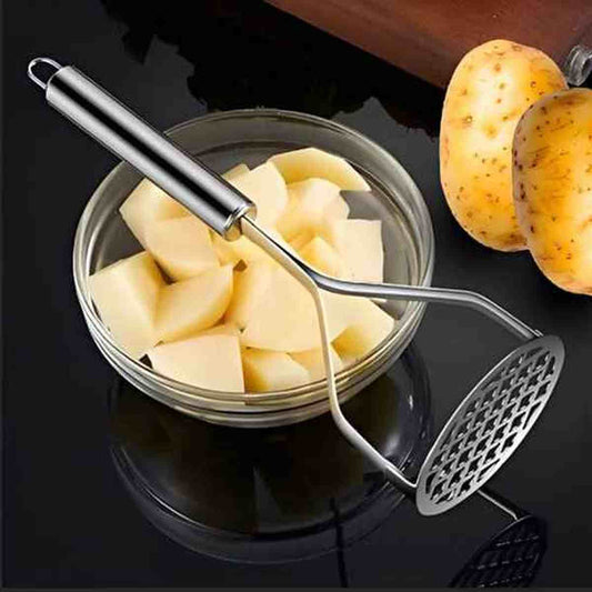Presse-purée manuel en acier inoxydable ultra résistant posé sur un bol de pommes de terre coupées, prêt pour la préparation.