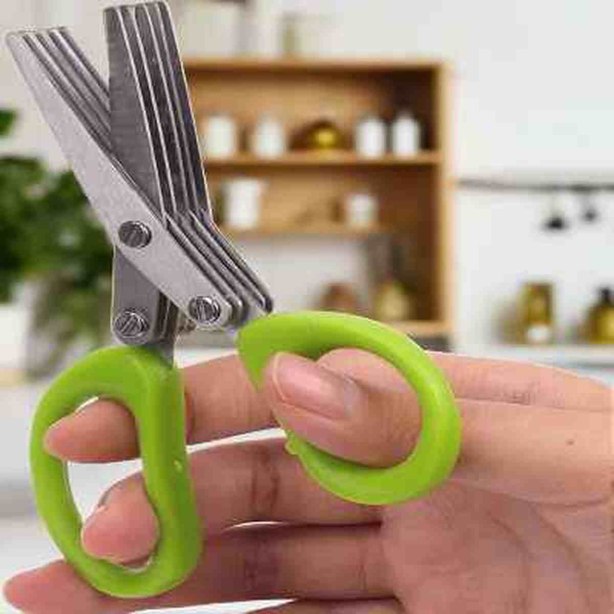 Gros plan sur la poignée ergonomique verte des ciseaux de cuisine 5 lames MultiLayersScissor™ pour une découpe confortable