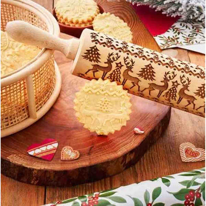 Rouleau à pâtisserie en bois massif gravé de motifs floraux artisanaux, montrant l'empreinte détaillée laissée sur une pâte à biscuits